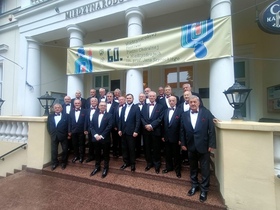 Przed Międzynarodowym Domem Kutury