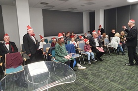 Próbę prowadzi dyrygent Ireneusz Radzik