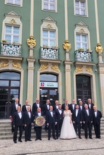 Pamiątkowa fotografia po Ceremonii zawarcia związku małżeńskiego