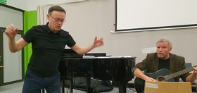 Zajęcia prowadzi dyrygent Piotr Jańczak na gitarze gra Marek Krzsiński